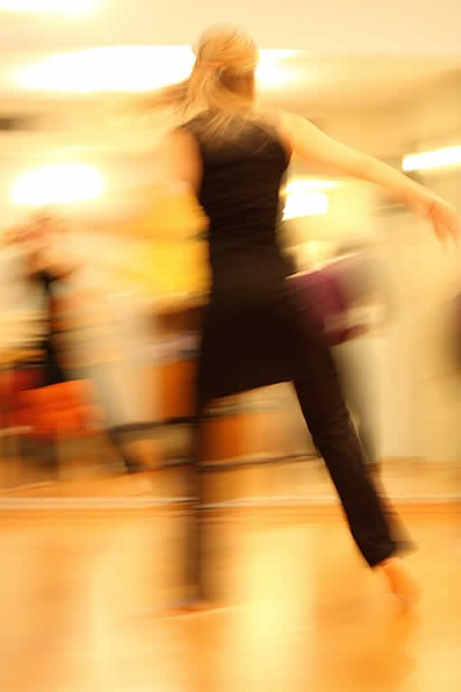 Bailar es uno de los ejercicios para perder peso en casa