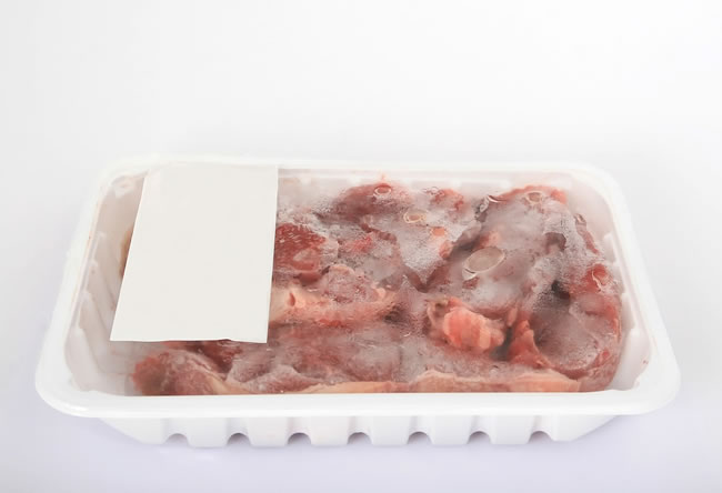 Una bandeja de carne congelada al vacío, es unos de los trucos para congelar 